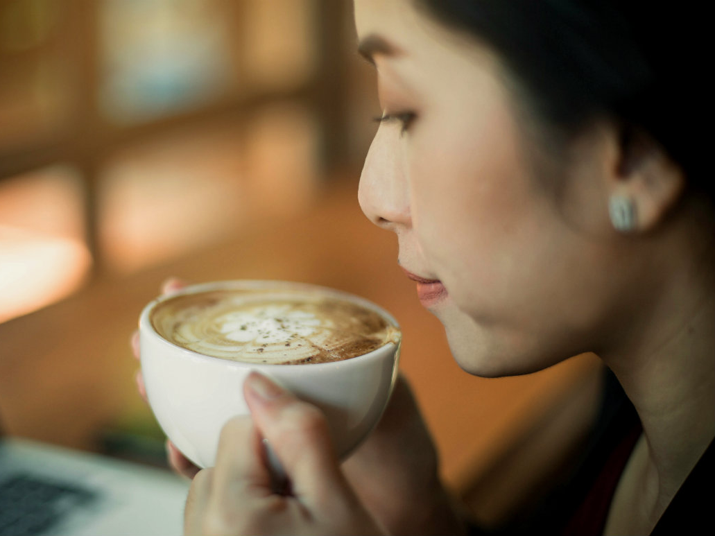 コーヒーを飲む女性