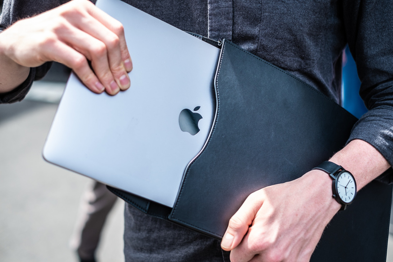 MacBookのUSBポートを拡張! 冷却ファンも搭載したマイクロファイバーレザーケース「DOCKCASE」を使ってみた