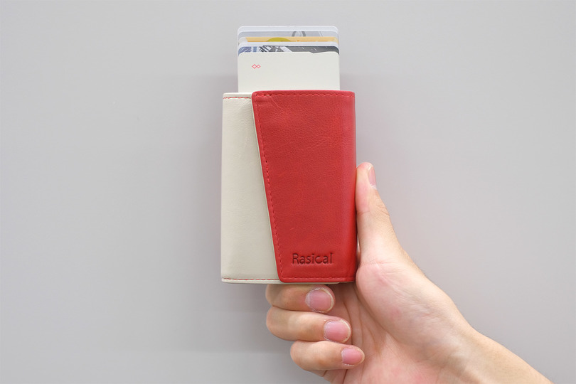 レバーでカードがこんにちは! ミニマルにもなれる本革財布「ピタマグウォレット」を使ってみた
