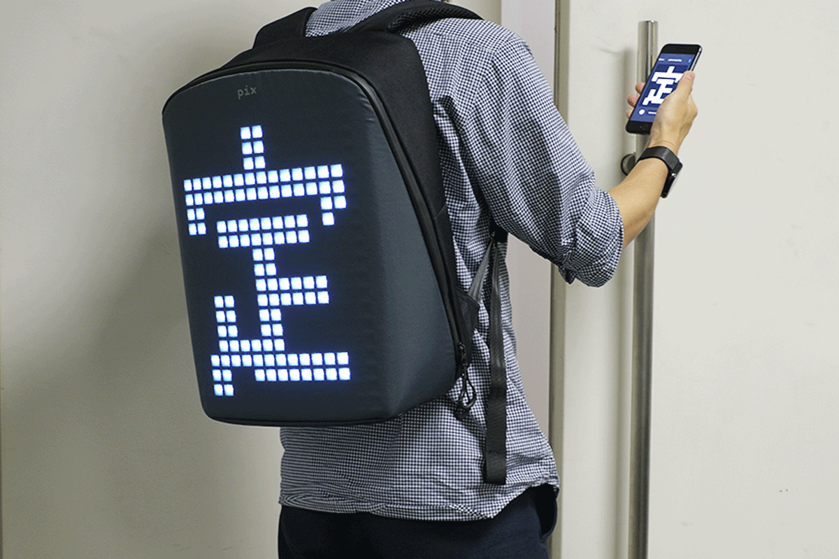 個性を爆発させろ! アプリでデザインするドット液晶搭載のバックパック「PIX」