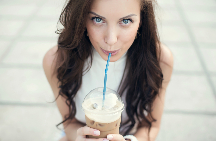 コーヒーを飲む女性