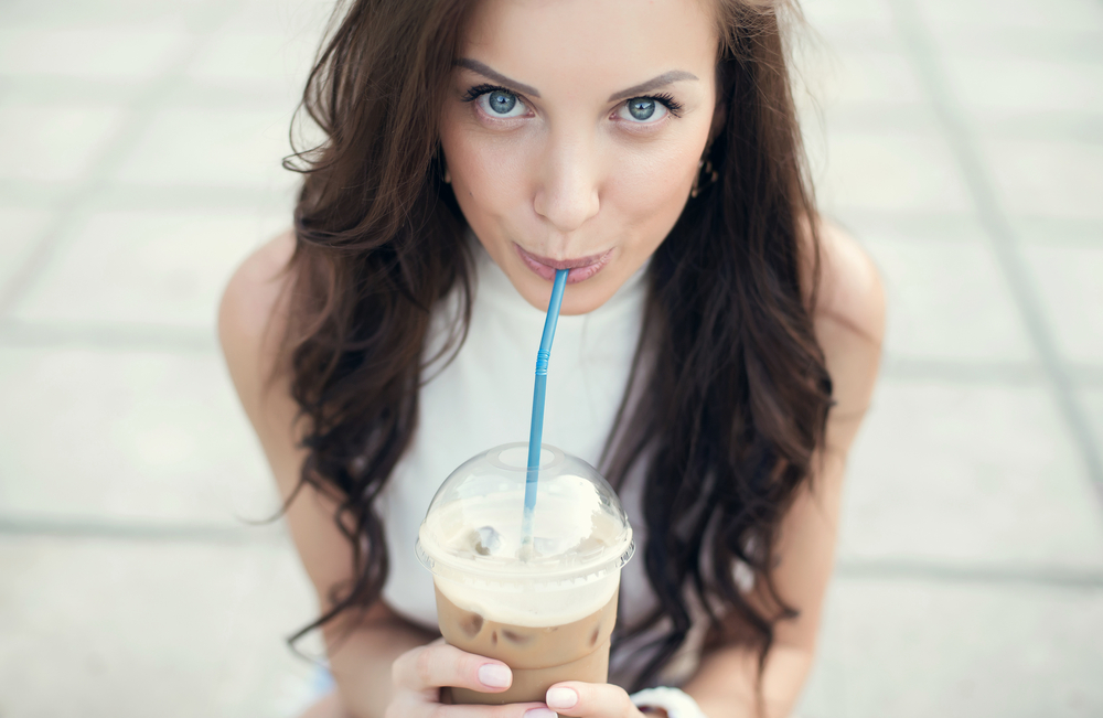 コーヒーを飲む女性