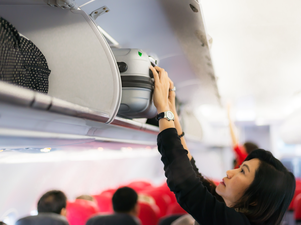 航空機内の棚