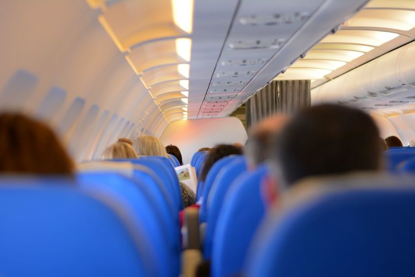 機内