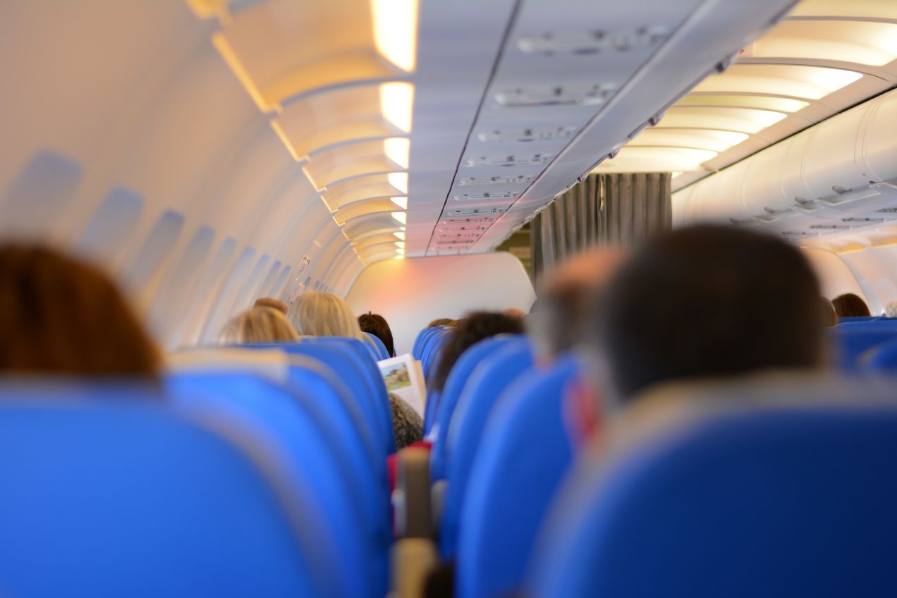 機内