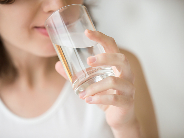 水を飲む女性