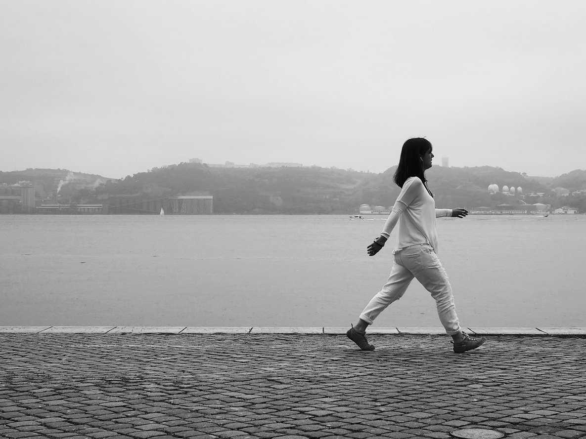 一人で歩く女性