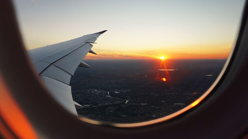 飛行機の窓から見れる日没