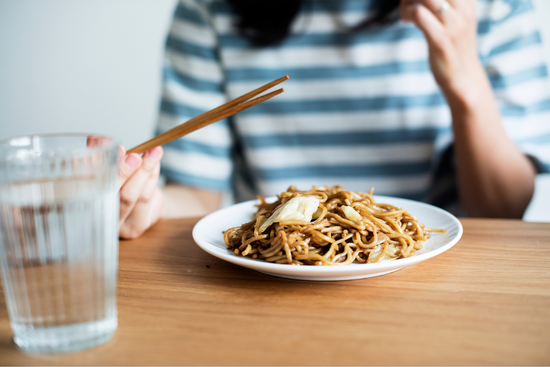 焼きそばを食べる女性