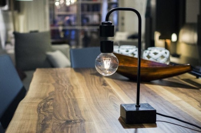 電球が宙に浮く不思議な卓上ランプ「Levia」がキャンペーンを開始