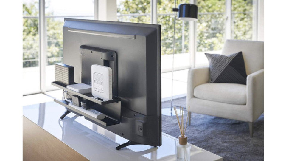 テレビ周りのリモコンやWiFi、ケーブルは、山崎実業のコレを使ってスッキリ整理整頓! デッドスペースを有効活用できるよ