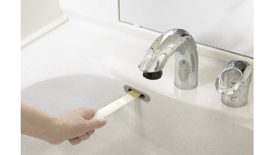 キッチンもトイレも洗面所も。届かない隙間にはこれを使えば、水だけでピカピカに!