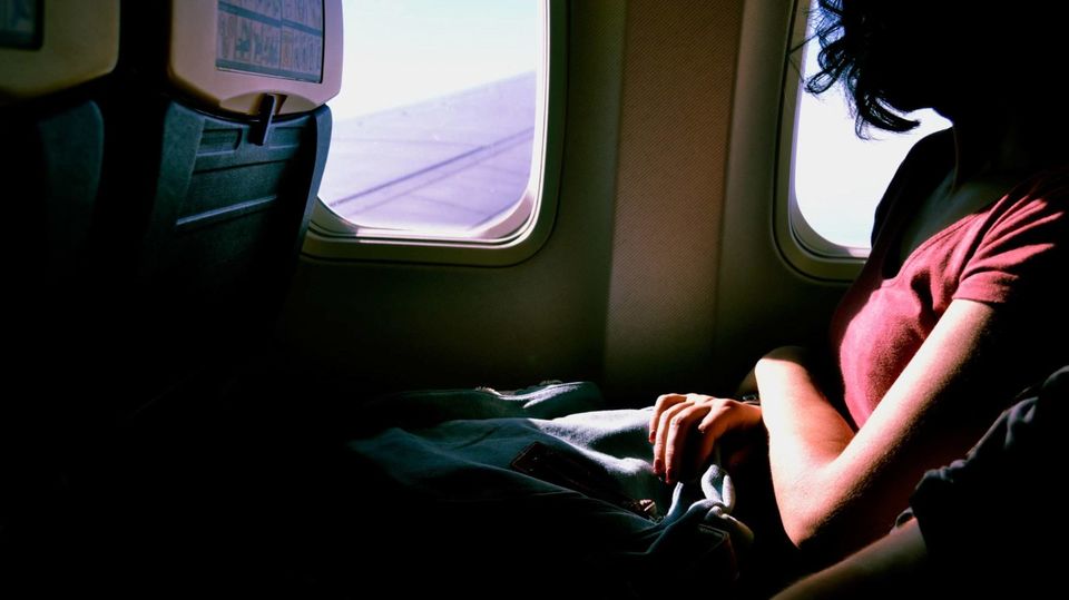 なぜ「日焼け止めは飛行機の中でも塗るべき」なのか