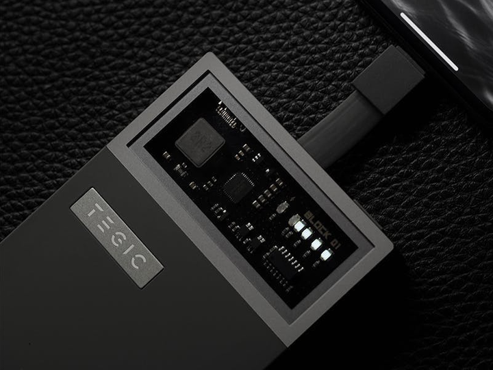 10000mAhでたった208gの軽量設計!大容量モバイルバッテリー「Block01」