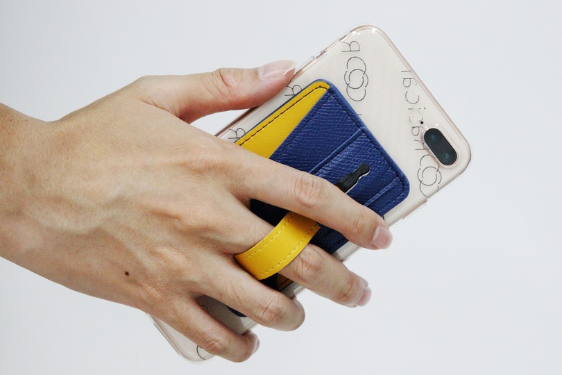 スタンド、リング、収納の三位一体! スマホにくっつけるミニマルウォレット「ピタロス」があと2日で終了