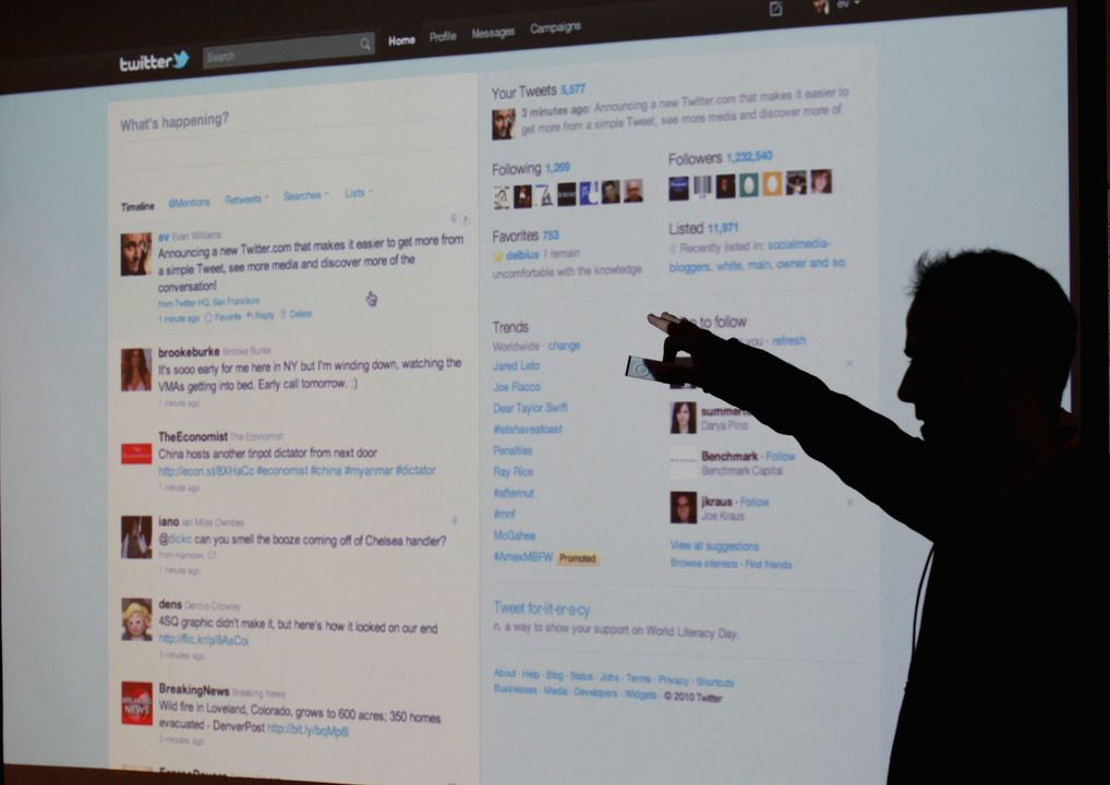 Twitterの画面を表示しながらプレゼンする人