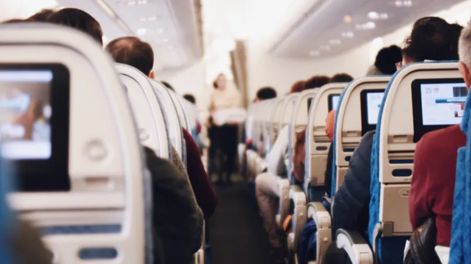航空会社がブロックしている機内の席に座るには?