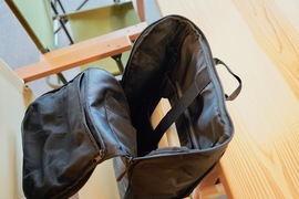 落ち着いた色でスーツにも合わせやすい。20Lの多機能バックパック｢Lymmax｣