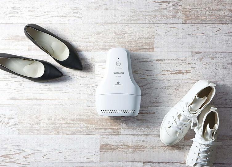 靴に差し込むだけで「ナノイーX」がつま先までニオイを分解! パナソニックの脱臭機