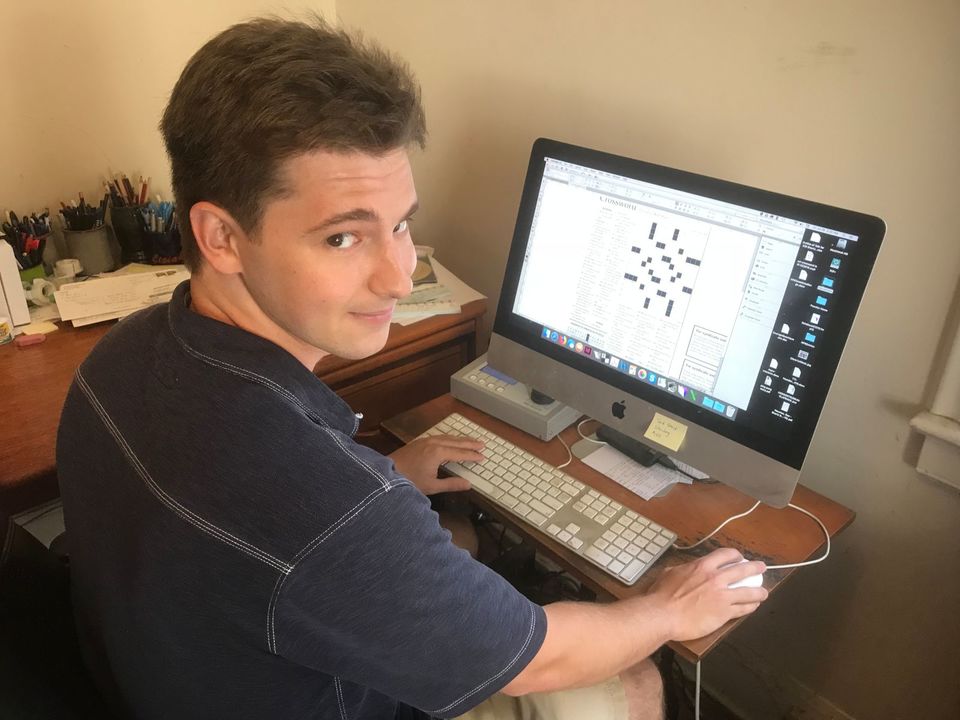 PCに向かう男性
