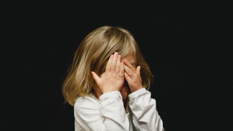 親から人格を否定されたら、子どもはどうなってしまうのか?