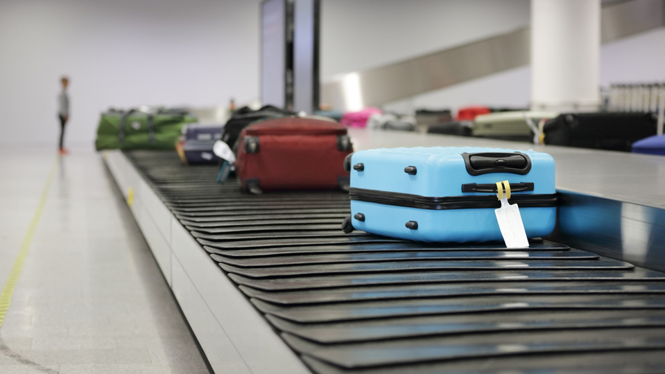 空港の荷物引渡用コンベヤーで誰よりも早くスーツケースを受け取る方法