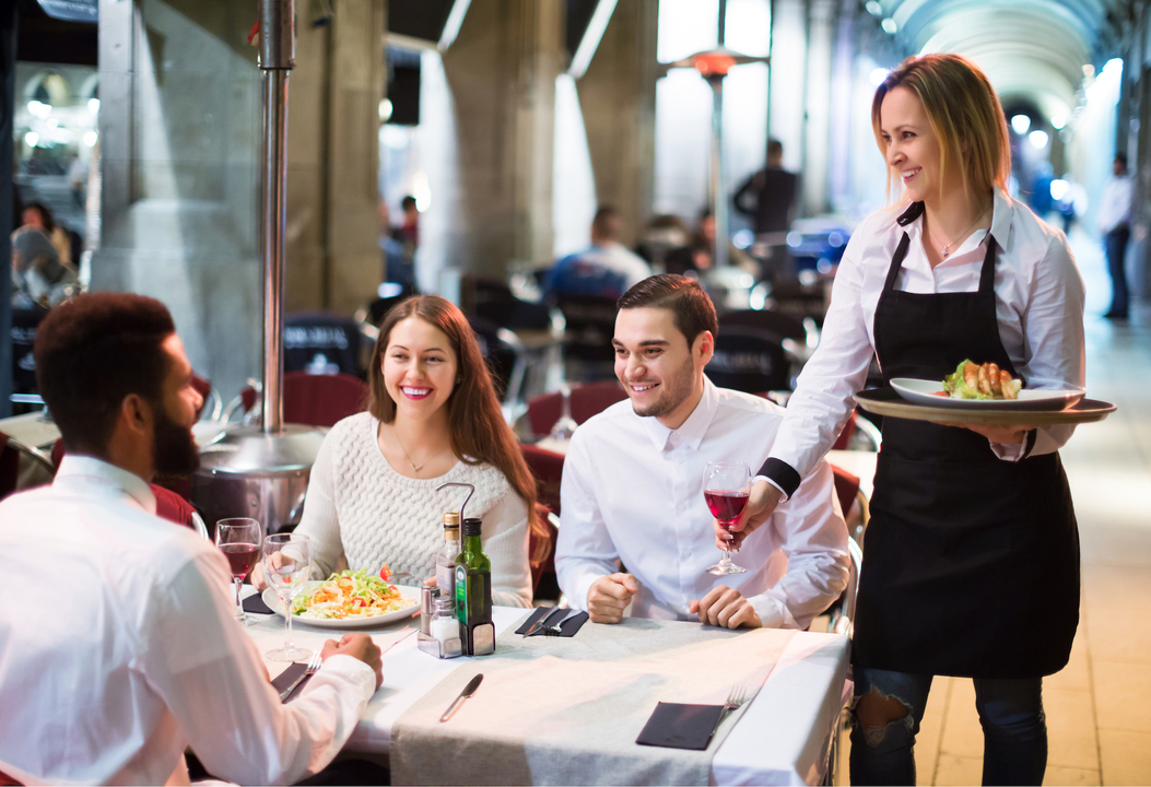 レストランで食事をする会社の同僚たち