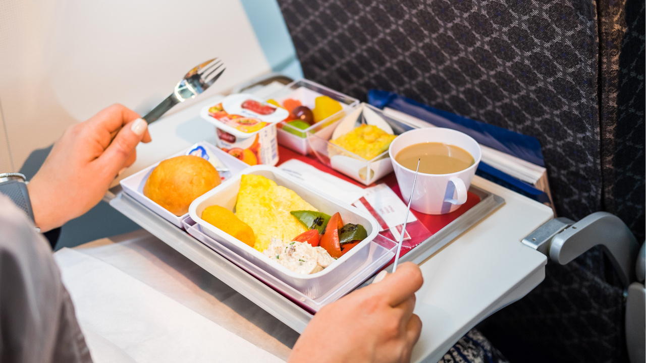 機内食を食べようとする様子