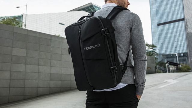 スーツケースとの併用にも対応した、出張族必見の多機能バックパック【今日のライフハックツール】