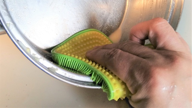 食器洗いはこれで時短。こびりつく汚れをこそぎ落とすシリコン製アイテム【今日のライフハックツール】
