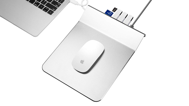 USBやマイクロSDなど、各種端子を搭載したアルミ製マウスパッド【今日のライフハックツール】