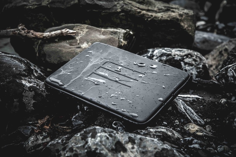 アウトドアにもPC持っていきたい? 撥水耐衝撃のケース「PCDRYCASE」が登場