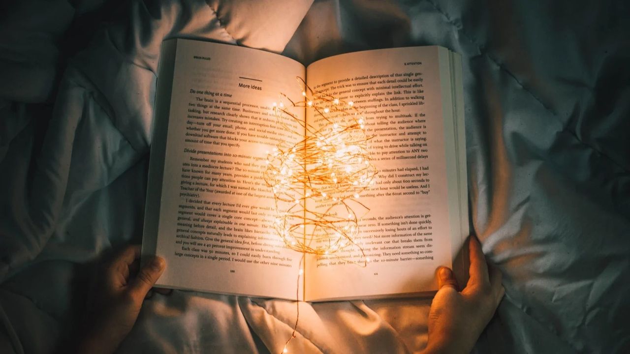 ベッドの上で開かれた洋書