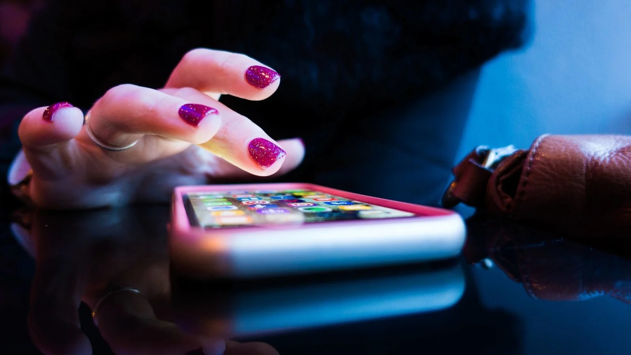 iPhoneをタップする様子