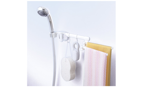 シャワーフックに引っ掛けるだけで、収納場所が完成。アイテムがすぐ手にとれて便利