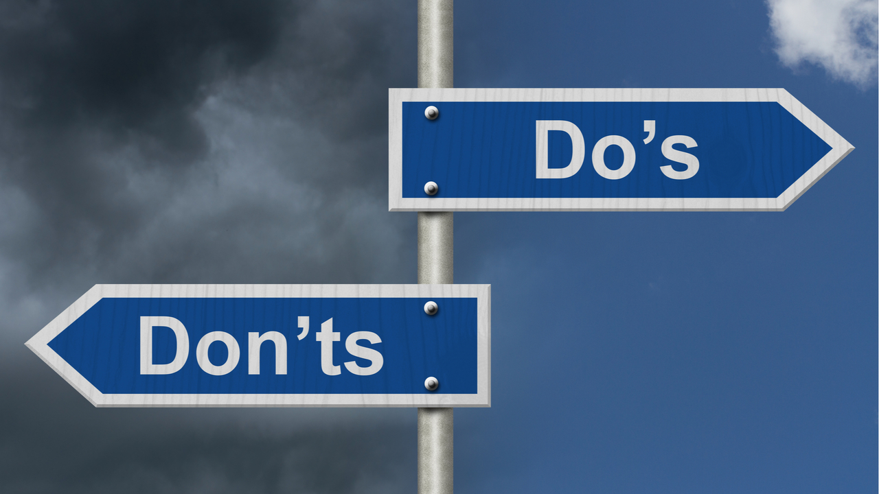 「Do's」「Don'ts」の看板