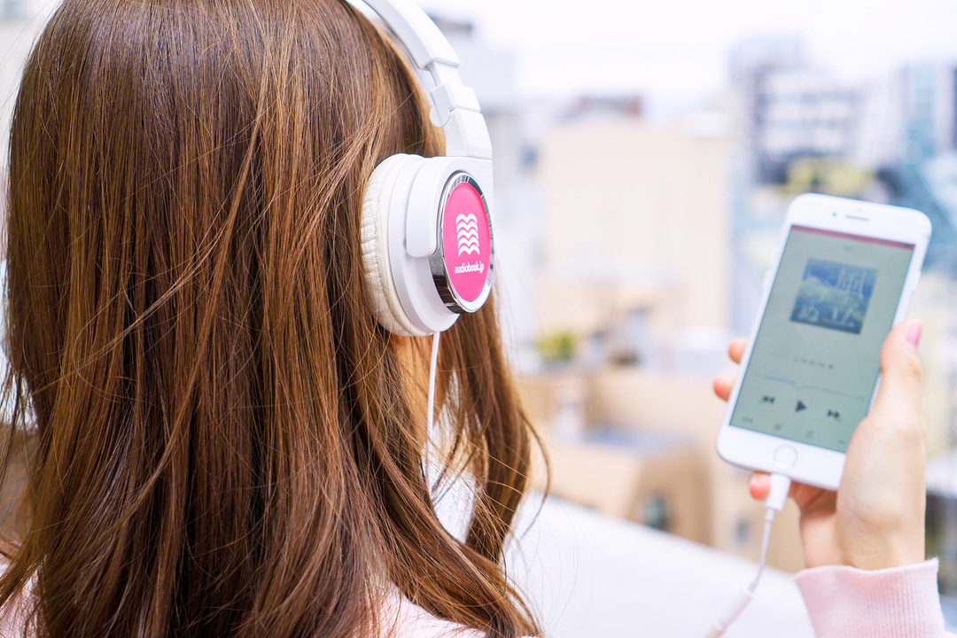 audiobook.jpを聞いている女性