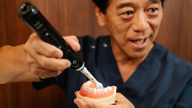 歯磨きと口臭の関係とは?歯科医師に、原因と対策を聞きました