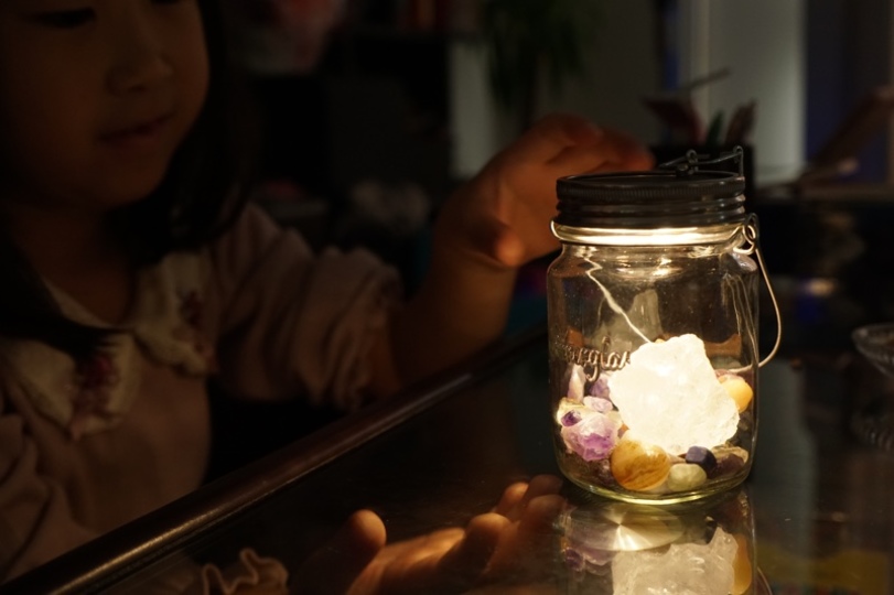 お日様と思い出を閉じ込める。防災グッズとしても優秀なソーラーLEDライト「ソネングラス」の魅力