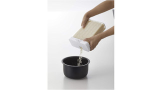 冷蔵庫のドアポケットに収納できる米びつ。計量はドリンクのように注ぐだけ