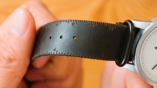 腕時計のバンドに施された、ちょっとだけ便利なひと工夫【今日のライフハックツール】