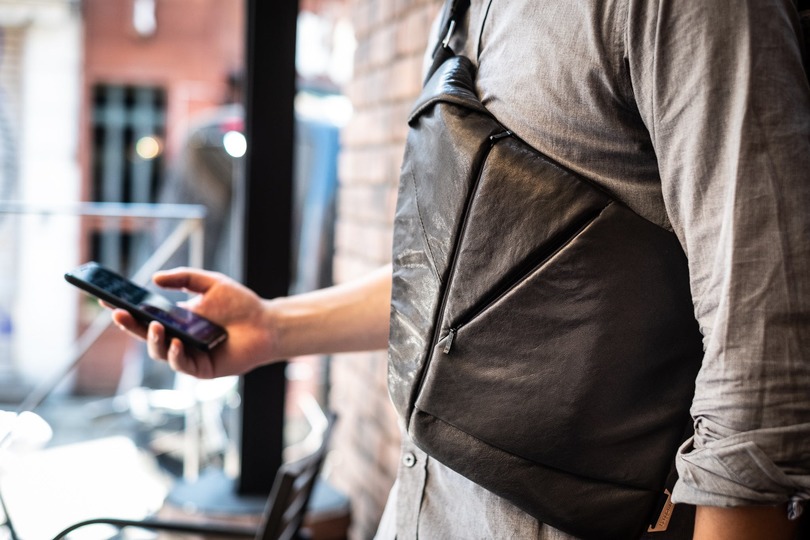 存在を忘れるほど自然!薄さ1.5cmで体と一体化する次世代のクロスバッグ「Baggizmo」