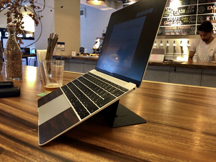 手軽に持ち運べて作業負担を減らしてくれる、モバイル特化型PCスタンド【今日のライフハックツール】