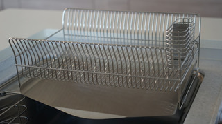 キッチンを引き締めるデザイン、水切れの良さが魅力の水切りかごレビュー【今日のライフハックツール】