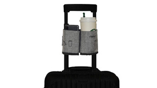 カップ入りの飲み物やスマホを置ける、スーツケースのハンドルにつける折りたたみホルダー