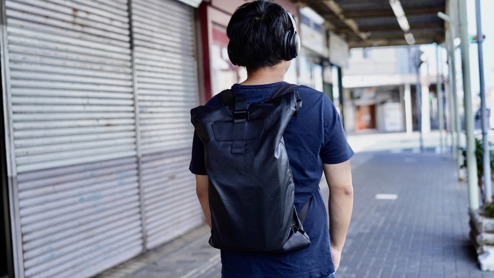 このミニマルさ、気に入った。軽量で折りたためるほどスリムなバックパック「Alex backpack2.0」