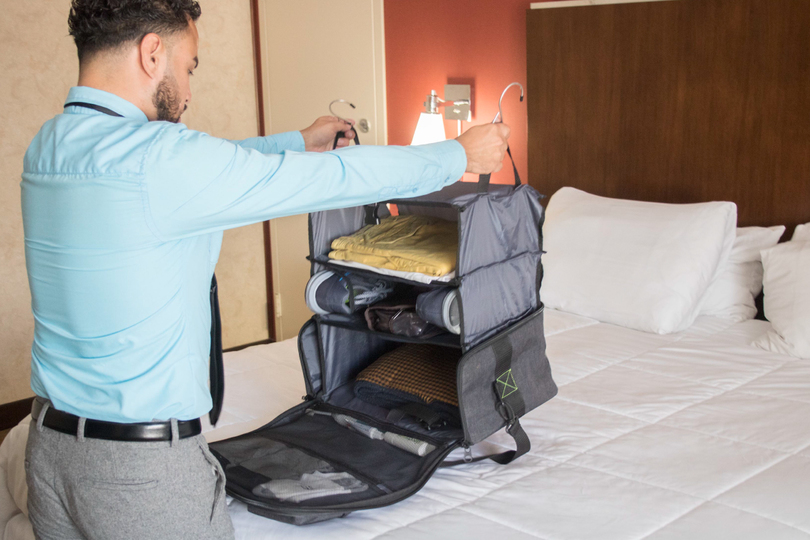 持ち運べるクローゼット!? ユニークな構造のトラベルバッグ「The Weekender」が登場