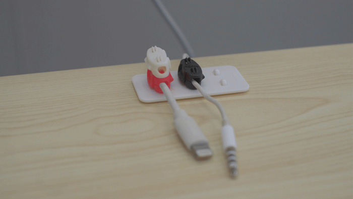 落下も絡まりも解決できるケーブルクリップっていいかも! 「mobu」を試してみた