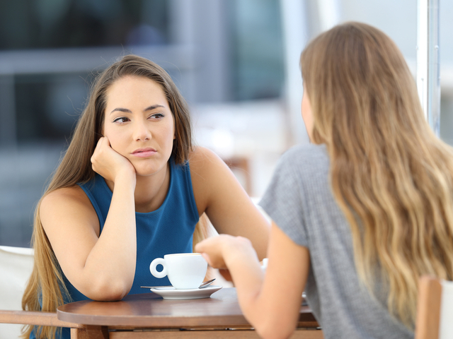 会話する女性