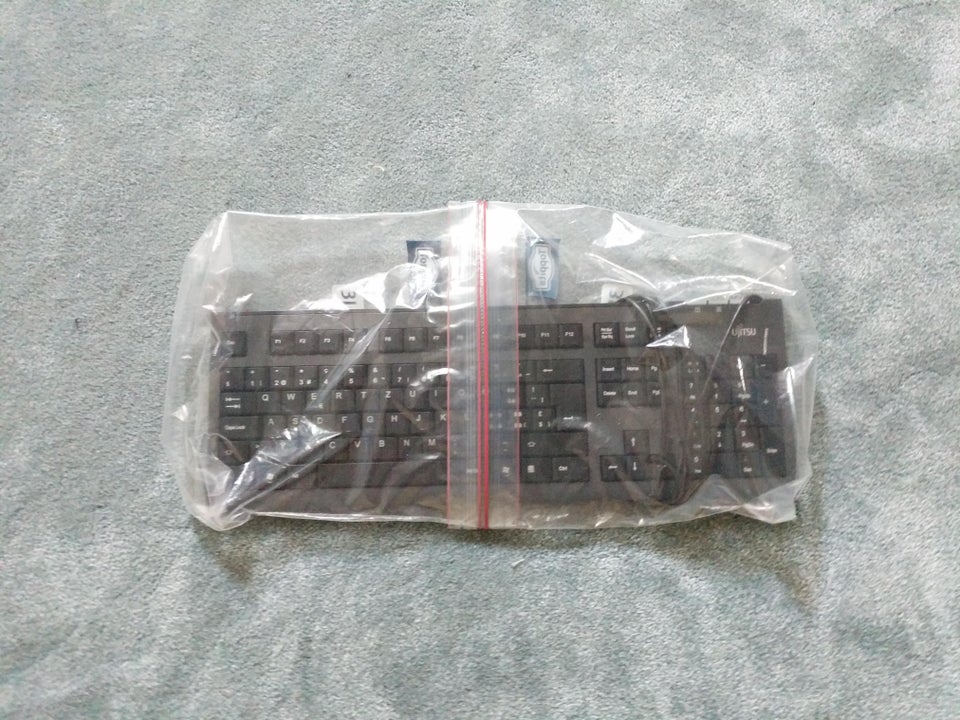2つ合体させたフリーザーバッグに入れられたキーボード